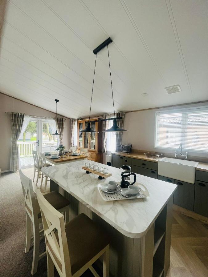 Lodge Lucky With Hot Tub *
