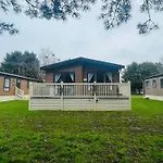 Lucky Lodge With Hot Tub